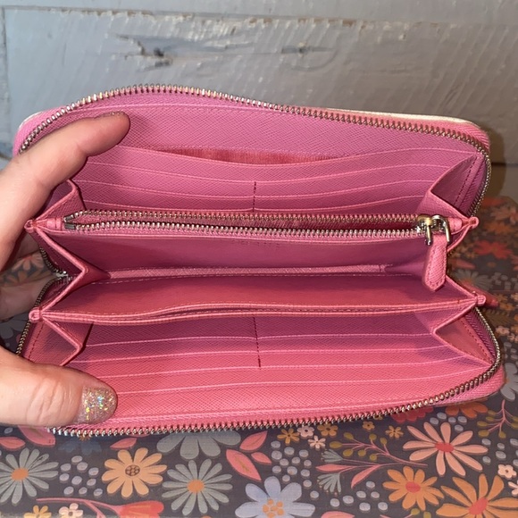 Gorgeous Prada pink saffiano with white trim and silver hardware. - Picture 5 of 6